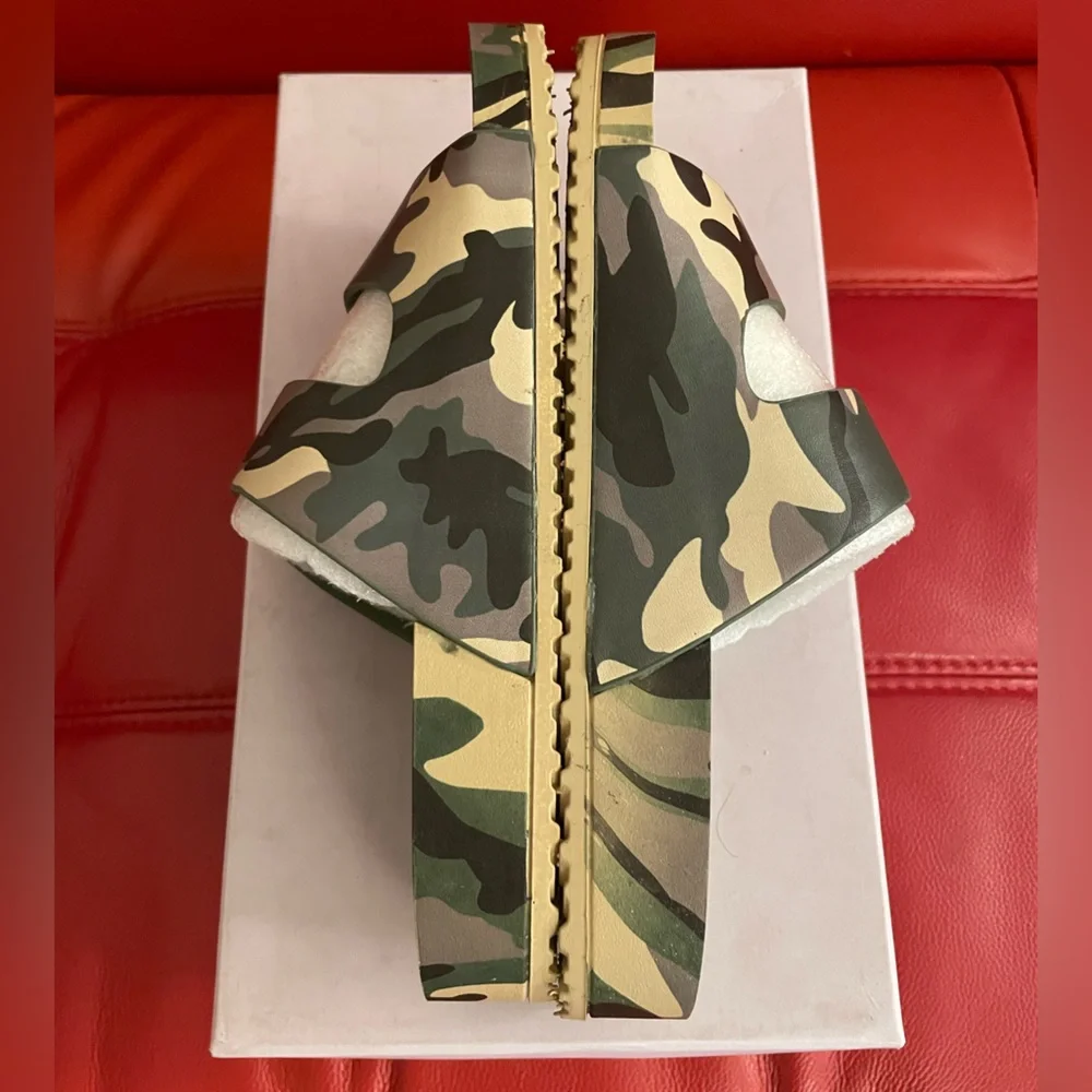 Teddy-T Camouflage Sandals, Sz 6 (Steve Madden) - Picture 4 of 8